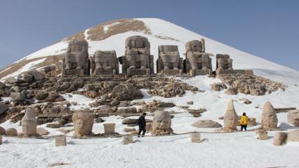 Esaretten kurtulan Nemrut Dağı ilk turistleri ağırladı