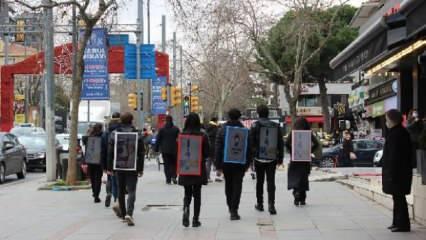 İstanbul sokaklarında yürüyen reklam panoları! Günde 5 saat yürüyüp 300 lira kazanıyorlar