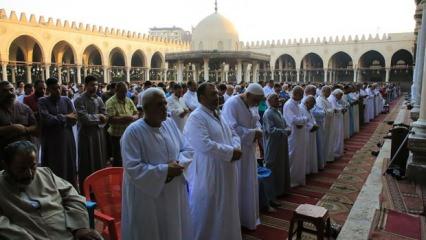 Mısır'da cuma namazına izin verilen camilerde teravih kılınabilecek