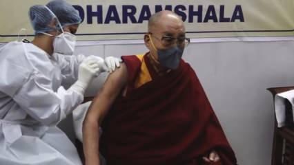 Dalai Lama'ya İngilizlerin koronavirüs aşısı yapıldı