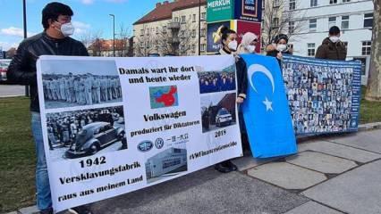 Avusturya’da Uygur Türkleri, otomobil üreticisi Volkswagen firmasını protesto etti