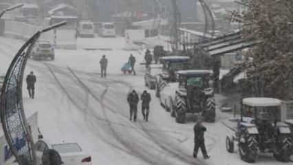Malazgirt’te baharın ilk gününde lapa lapa kar yağışı
