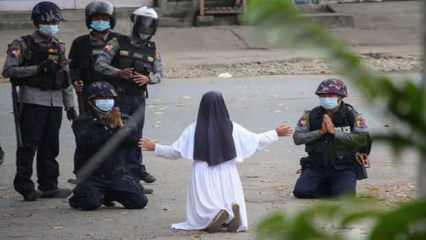 Darbecilerin önünde diz çöken rahibe: Çocukları değil beni vurun