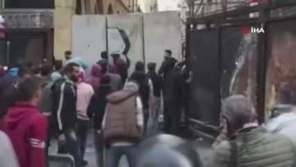 Lübnan'da kriz büyüyor: Protestocular Parlamento binasının kapısını kırdı