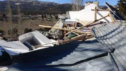 Mersin'de şiddetli rüzgar yaylada bir evi yıktı, 10 ev hasar gördü