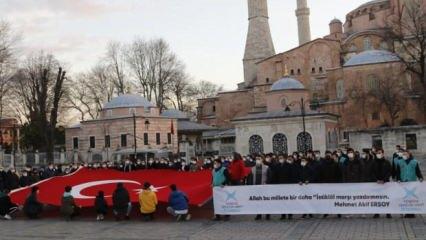 Türkiye Gençlik Vakfı kabulünün 100.yılında Ayasofya'nın önünde İstiklal Marşı okudu!