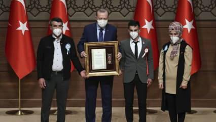 Erdoğan, şehit yakını ve gazilere madalya ve beratlarını takdim etti