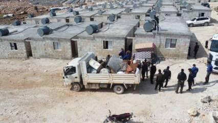İdlib’de savaş mağduru Aileler, briket evlere yerleşmeye başladı