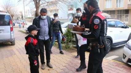Polis abilerinden Bilal Emin'e doğum günü sürprizi