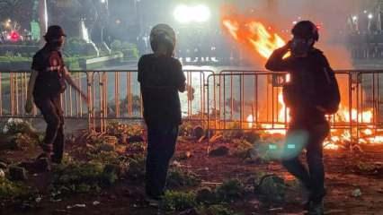 Tayland'da, hükümet karşıtı göstericilerle polis çatıştı: En az 30 yaralı