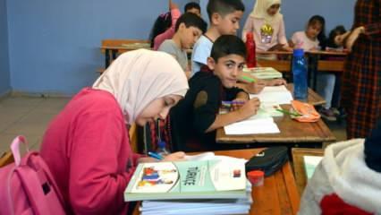 Türkiye'nin desteğiyle Barış Pınarı bölgesinde iki okul daha eğitime başladı