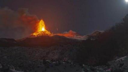 Etna Yanardağı lav ve kül püskürtmeye devam ediyor