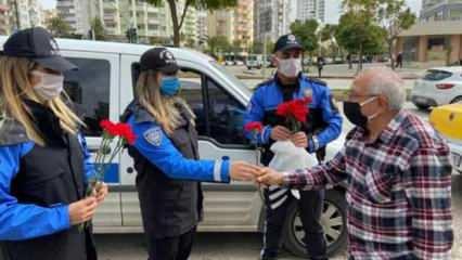 Polis, sokakta ve pazarda yaşlılara karanfil dağıttı