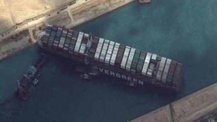 Süveyş Kanalı'nda karaya oturan gemiyi kurtarma çalışmaları sürüyor