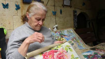 Hatay'da 72 yaşındaki kadın annesinden öğrendiği 'goblen' sanatıyla hayata tutunuyor!