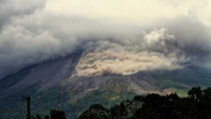 Endonezya'daki Merapi Yanardağı yeniden kül bulutları saçtı