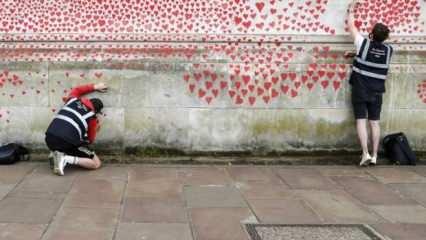İngiltere'de Kovid-19 kayıplarını anma duvarı kırmızı kalplerle doldu