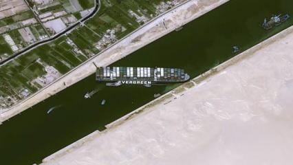 Mısır, Süveyş Kanalı'ndaki zararı için 1 milyar dolar tazminat istiyor