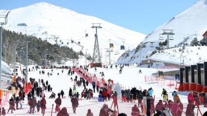 Palandöken Kayak Merkezi ilkbaharda kayakseverleri ağırlıyor