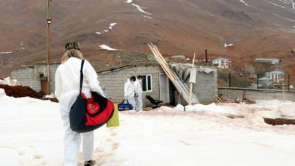 Aşı ekipleri kar kış, dağ tepe demeden köy köy gezerek çalışmalarını sürdürüyor