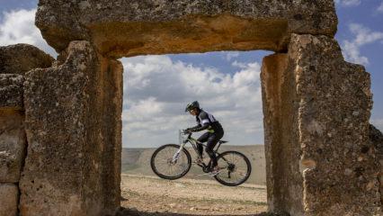 Bisiklet tutkunlarının yeni rotası: 3 bin yıllık Zerzevan Kalesi