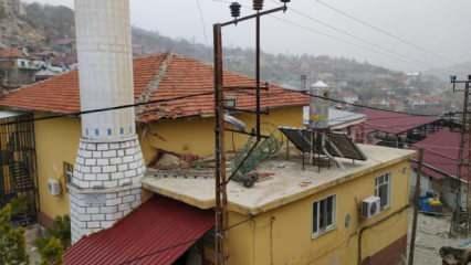 Şiddetli fırtına cami minaresinin külahını uçurdu