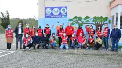 Türk Kızılay gönüllüleri, Sakarya'da okul duvarlarını boyadı