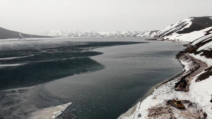 Türkiye'nin en yüksek gölünde buzlar çözülüyor