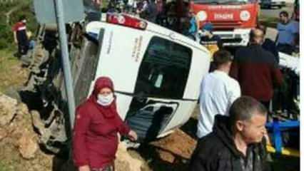 Antalya'da servis minibüsüyle otomobil çarpıştı: 1 ölü 8 yaralı