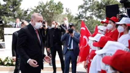 Türkiye'nin en büyük bayrağı! Erdoğan göndere çekti