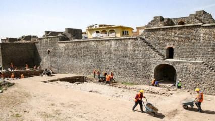 Diyarbakır'ın kalbinde 2 bin yıllık Roma yolu gün yüzüne çıkıyor