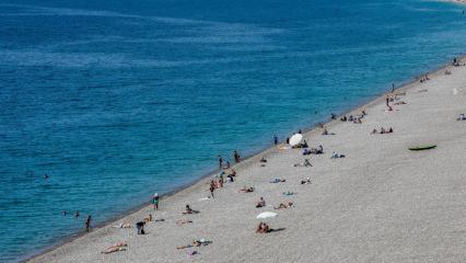 Antalyalılar tam kapanma öncesi sahillere akın etti