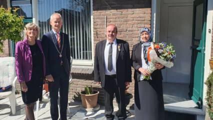 Hollanda'da 16 Türk'e kraliyet nişanı verildi