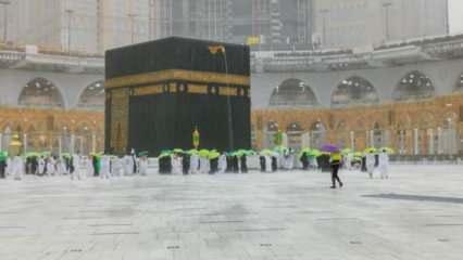Mekke'de sel! Kabe’de yağışa rağmen tavaf devam etti