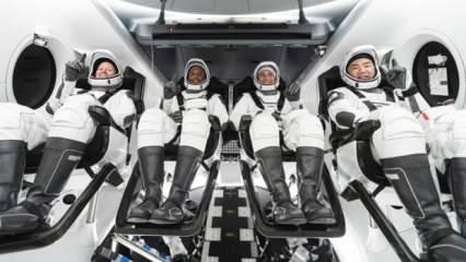 SpaceX'in astronotları taşıyan kapsülü başarılı iniş yaptı