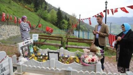 Anneler Günü çiçeklerini, şehit oğlu Eren Bülbül'ün kabrine bırakıp, dua etti