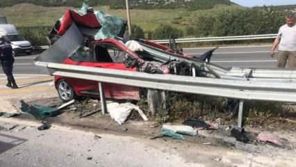 İzmir'de otomobil refüje çarptı: 1 ölü 1 yaralı