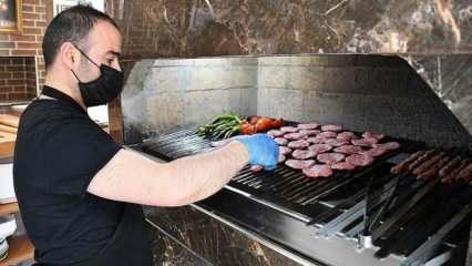 Sivas'ın tescilli köftesi paket servisle iftar sofralarına ulaştırılıyor