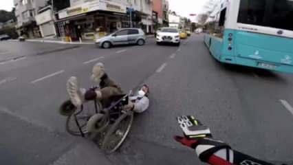 Tekerlekli sandalyesi devrilen engelli adamın yardımına böyle koştu!