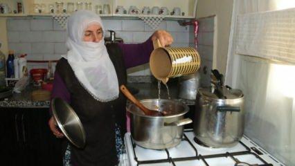 Vanlı kadınlar evlerinde hazırladıkları yemekleri paylaşıyor
