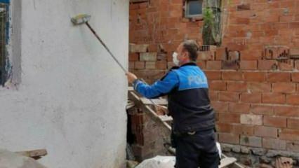 Yaşlı kadının evini polisler boyadı!