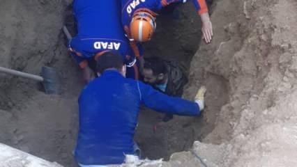 Elazığ'da toprak altında kalan 2 işçi kurtarıldı