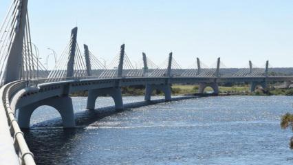 İki ülkeyi birbirine bağlayan 923 metrelik köprü açıldı