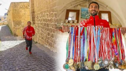 Madalyalı maratoncu Mardin'in merdivenli sokaklarında antrenman yapıyor