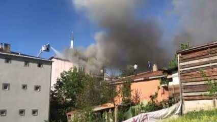 Sultanbeyli'de yangında apartman tahliye edildi, mahalleli sokağa döküldü