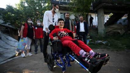 Düzce'de tekerlekli sandalye hayali kuran engelli Sevda'nın yüzü bayramda güldü!