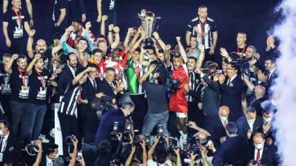 Beşiktaş şampiyonluk kupasını kaldırdı!