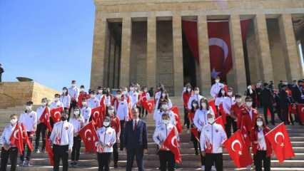 Gençlik ve Spor Bakanı Mehmet Muharrem Kasapoğlu gençlerle Anıtkabir'i ziyaret etti
