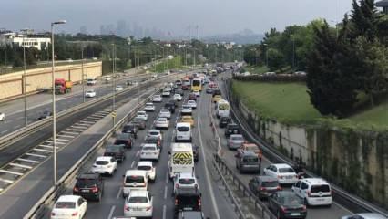 Kontrollü normalleşmenin ilk gününde İstanbul'da trafik yoğunluğu arttı
