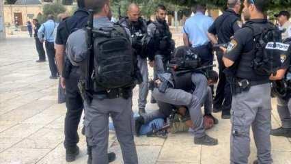 Yahudi işgalcilerden İsrail polisi ile Mescid-i Aksa'ya baskın 
